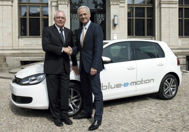 Volkswagen Unveils Battery Powered Golfs
