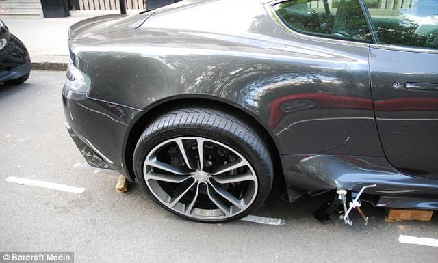 London Thieves Try And Steal Aston Martin DBS Wheels, Fail Miserably
