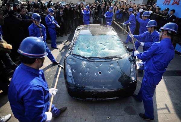 lamborghini owner has car destroyed to protest dealer service video