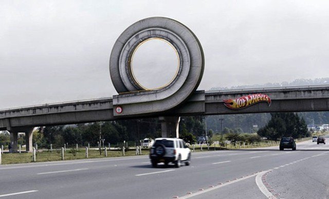 coolest ad ever hot wheels loop on highway overpass
