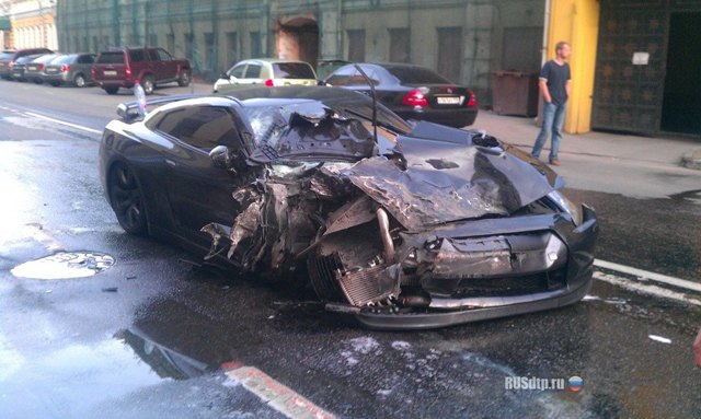 nissan gt r crashes into a line of parked cars in moscow video