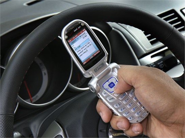 report gadgets linked to 25 percent of car accidents