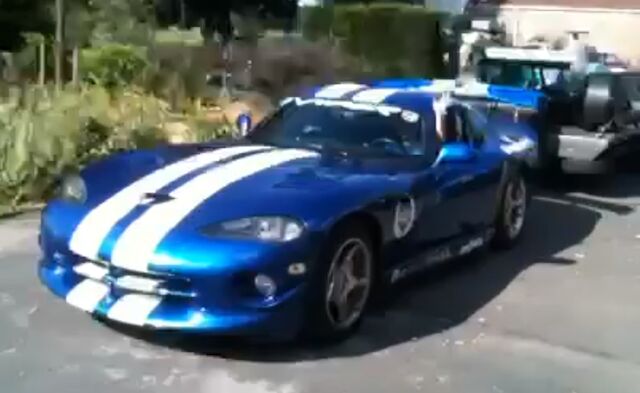 why is this dodge viper towing an f1 car video