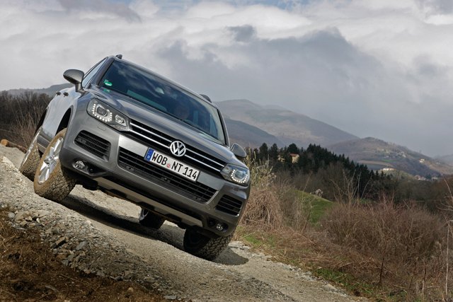 V6 TDI BlueMotion Technology mit 176 kW / 240 PS, mit ?Terrain Tech Paket"