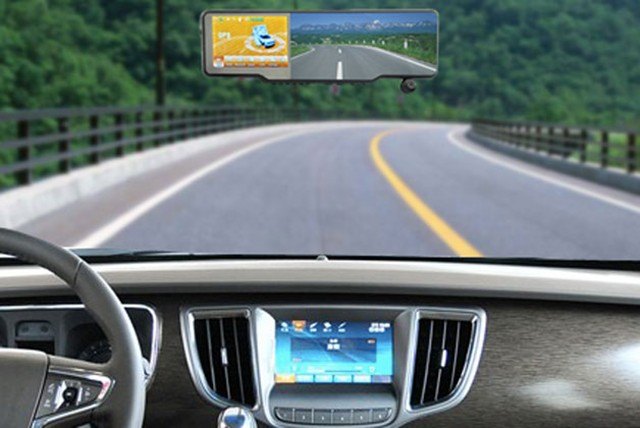 Rearview Mirror Kit Offers GPS, Bluetooth and Games