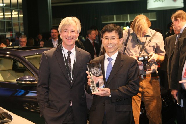 hyundai elantra wins north american car of the year 2012 detroit auto show