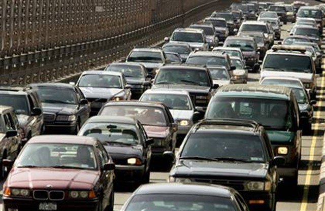 americans waste 1 9 billion gallons of gas idling in traffic study shows