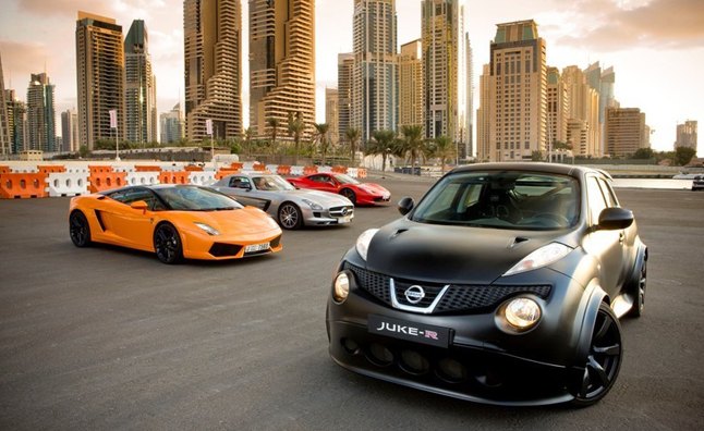 nissan juke r drives dubai at night video