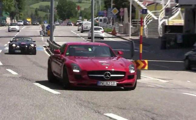 Mercedes SLS AMG Makes Crazy Pass on Highway in Video