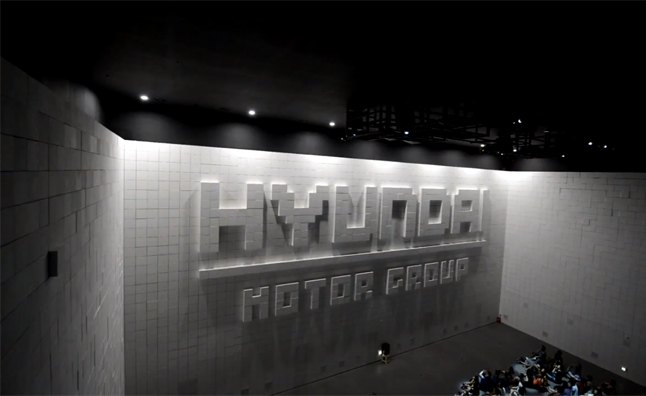 Hyundai Uses Eye-Catching 'Hyper-Matrix' in Presentation – Video