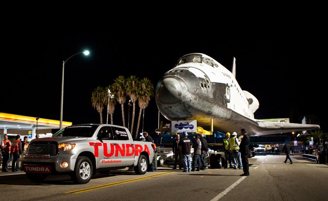 Toyota Tundra Successfully Tows the Space Shuttle – Video