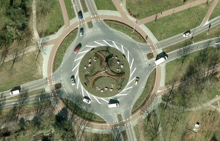 How to Drive Through a Roundabout | AutoGuide.com
