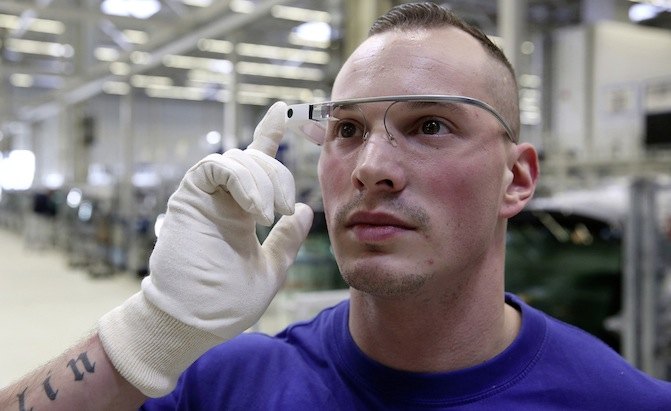 volkswagen equips factory workers with 3d smart glasses