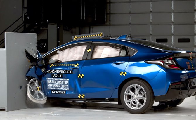 2017 chevrolet volt earns top safety marks from iihs