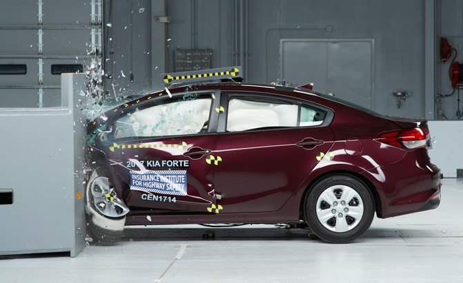 2017 kia forte earns top safety marks from iihs