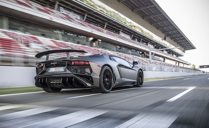 report aventador replacement may go hybrid