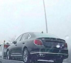 2019 kia k900 photographed on the back of a flat bed