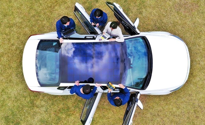 Hyundai, Kia Aiming for Solar Roofs Starting in 2019