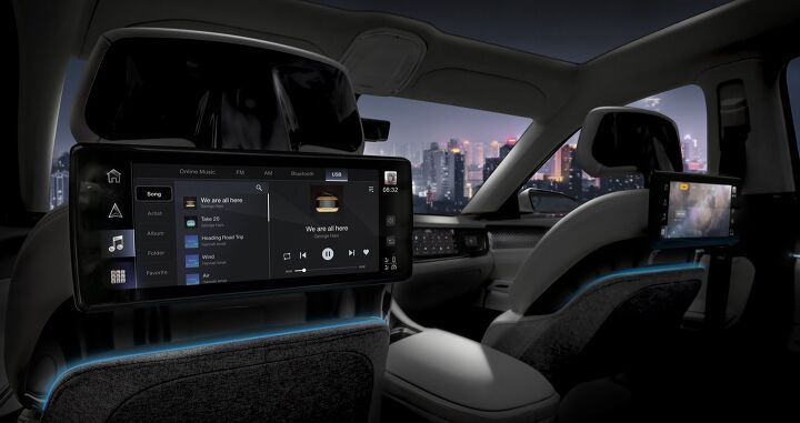 Each screen in the Chrysler Airflow Concept is a personalized space to access the digital world via connected entertainment, apps and downloads.
