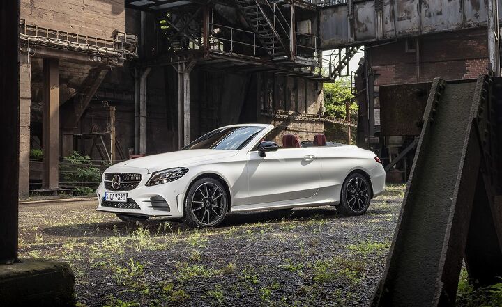 Mercedes-Benz C300 Cabriolet, designo diamantweiSs bright, designo Leder Nappa bengalrot/schwarz.
Kraftstoffverbrauch kombiniert: 7,1-6,7 l/100 km
CO2-Emissionen kombiniert: 163-153 g/km //
Mercedes-Benz C300 Cabriolet, designo diamond white bright, designo nappa leather bengal red/black.
Fuel consumption combined: 7.1-6.7l/100 km
Combined CO2 emissions: 163-153 g/km