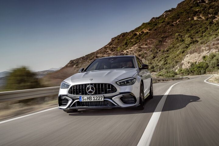 [Mercedes-AMG C 63 S E PERFORMANCE Limousine und T-Modell | Kraftstoffverbrauch kombiniert: 6,9 l/100 km | CO-Emissionen kombiniert: 156 g/km | Stromverbrauch kombiniert: 11,7 kW/100 km]* Exterieur: Hightechsilber und Graphitgrau magno; Interieur: schwarz mit gelben Nahten und Titangrau mit roten Nahten. // [Mercedes-AMG C 63 S E PERFORMANCE Sedan and Estate| fuel consumption combined: 6,9 l/100 km | CO-emissions combined: 156 g/km | electric energy consumption combined: 11,7 kW/100 km]* exterior: hightech silver and graphitgrey magno; interior: black with yellow stitching and titanium grey with red stitching]