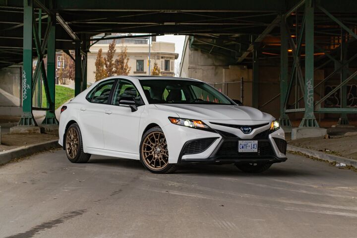 toyota camry le vs se which trim is right for you