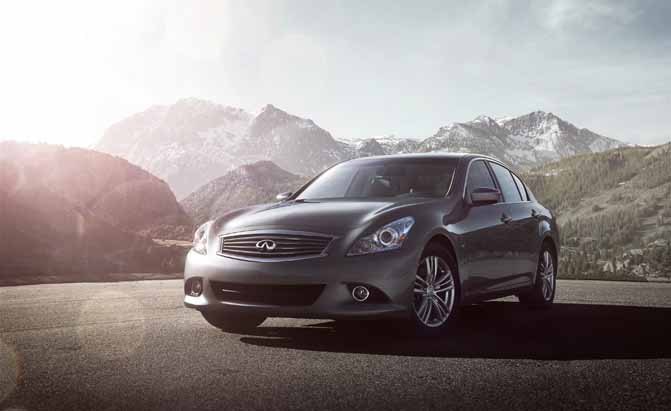 Previously known as the G37 Sedan, the 2015 Q40 premium sport sedan is offered with an advanced 328-horsepower VQ37HR 3.7-liter V6 engine matched with a 7-speed automatic transmission.
