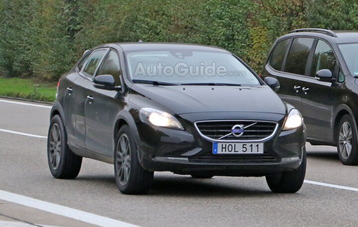 2017 Volvo XC40 Compact Crossover Mule Spied Testing