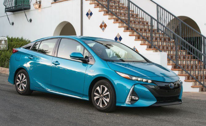 which saves more gasoline toyota prius or chevrolet volt
