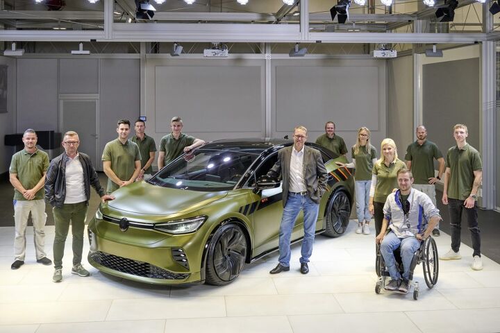 Robert Janssen (Chair of the Board of Management of Volkswagen Sachsen, centre) and Jens Rothe (Chairman of the General Works Council at Volkswagen Sachsen, 2nd from left) with apprentices and the project mentors.