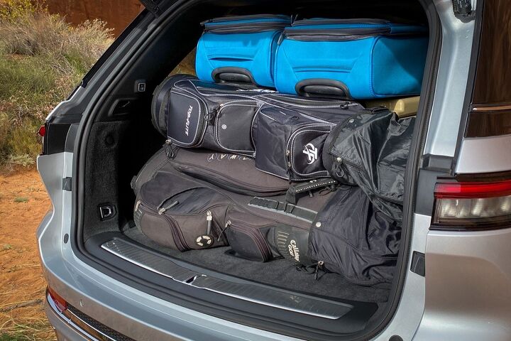 2022 Jeep(R) Grand Cherokee Trailhawk. Cargo hold can now accommodate sets of golf clubs transversely.