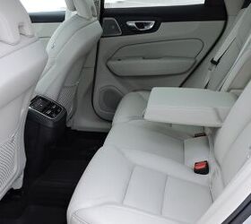 XC60 Adjusting the head restraints in the rear seat