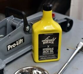 Use a good quality hydraulic jack oil. If you have leaking seals, you can try one with leak stopping additives,