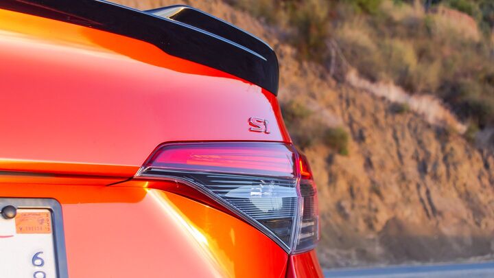 all the 2023 honda civic si differences between the us and canada