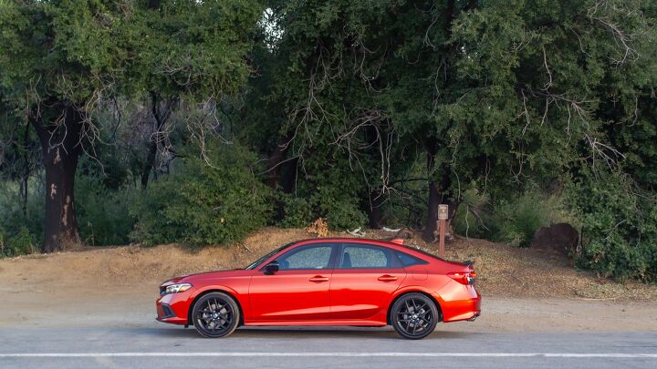 Side profile of the 2023 Honda Civic Si in Rallye Red with 18-inch matte black alloy wheels wrapped in 235/40R18 tires.