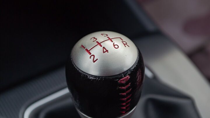 The incredibly slick-shifting 6-speed manual Civic Si transmission. The shifter is wrapped in leather with an aluminum top and red shift patern.