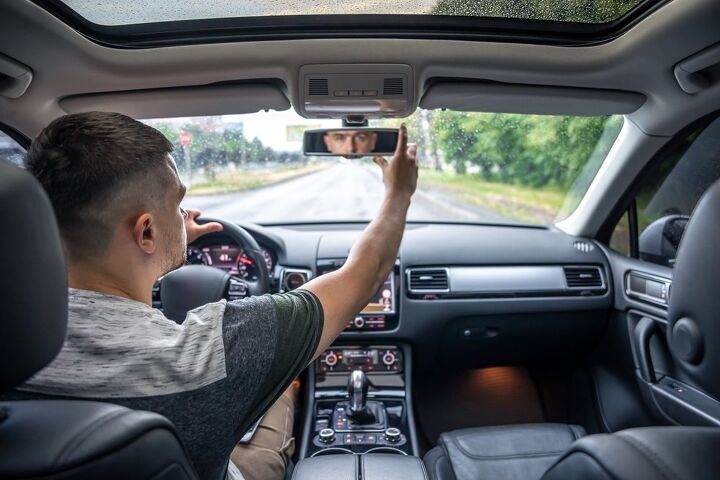 The Rise of Smart Rear-view Mirrors: Passing Trend or Future Standard?