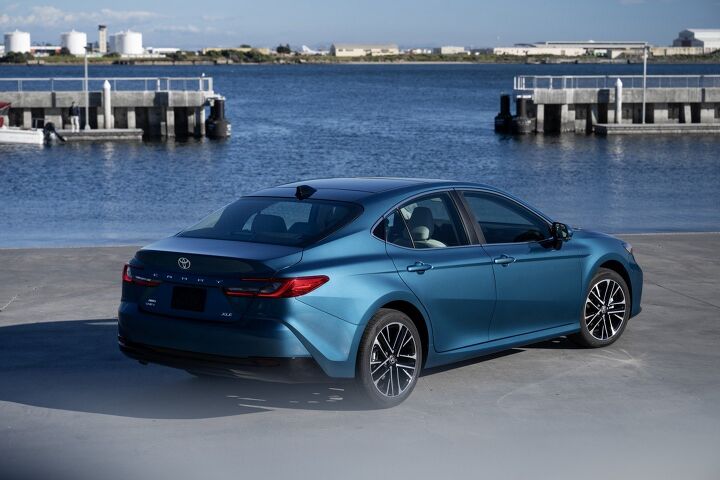Ocean Gem is an all-new exterior color for 2025, and looks excellent on the XLE. Image credit: Toyota