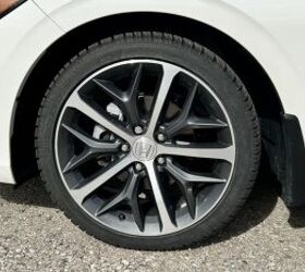 During our test, the 18-inch wheels wore 235/40R18 winter tires. Even with these installed, there was plenty of cornering grip in the Civic. 