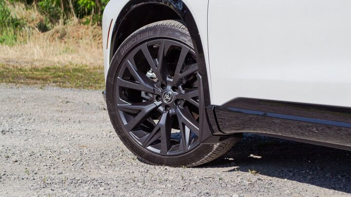 Big 21-inch alloy wheels don't ruin the ride. Image credit: Kyle Patrick Big 21-inch alloy wheels don't ruin the ride. Image credit: Kyle Patrick