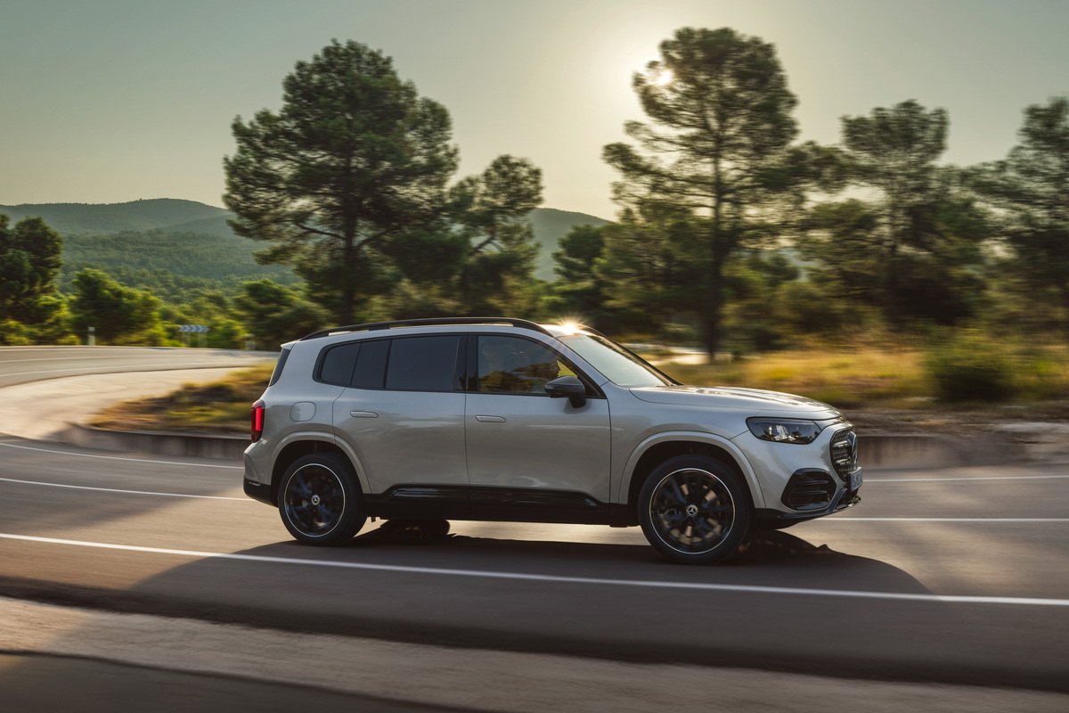 Mercedes Benz Reveals 2026 All Electric GLB AutoGuide mercedes-benz-reveals-2026-all-electric-glb-autoguide